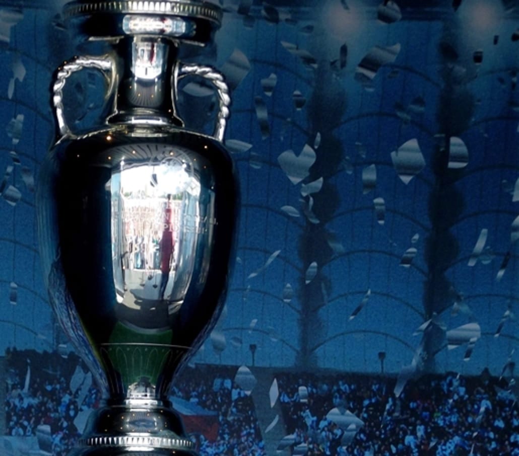 Puchar Mistrzostw Europy UEFA odzwierciedla tłumy na stadionie.