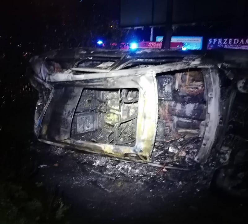 Spalony samochód po wypadku drogowym. Widoczne poważne uszkodzenia spowodowane pożarem.