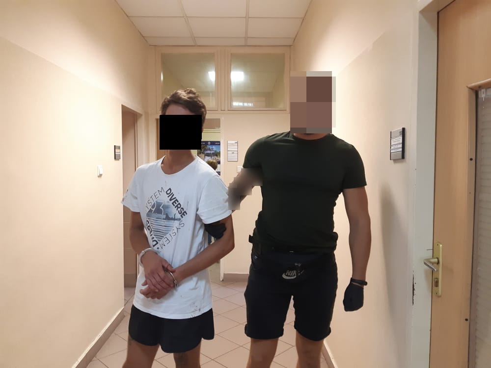 Skuty mężczyzna z policjantem. Aresztowanie.