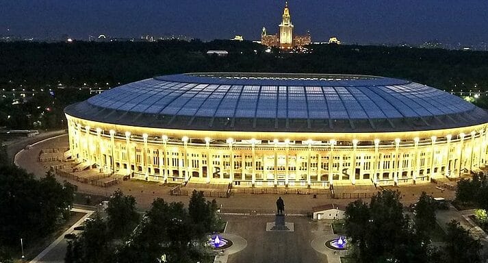 Nocny widok oświetlonego Stadionu Łużniki w Moskwie, Rosja.
