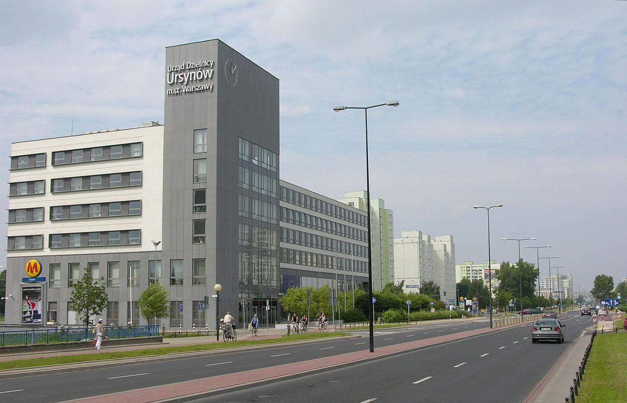 Budynek biurowy dzielnicy Ursynów w Warszawie, Polska. Nowoczesna architektura na miejskiej ulicy.