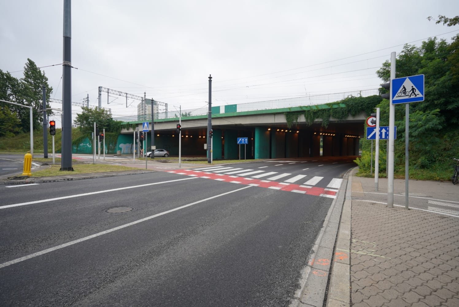 Skrzyżowanie dróg z przejściem dla pieszych i przejściem podziemnym.