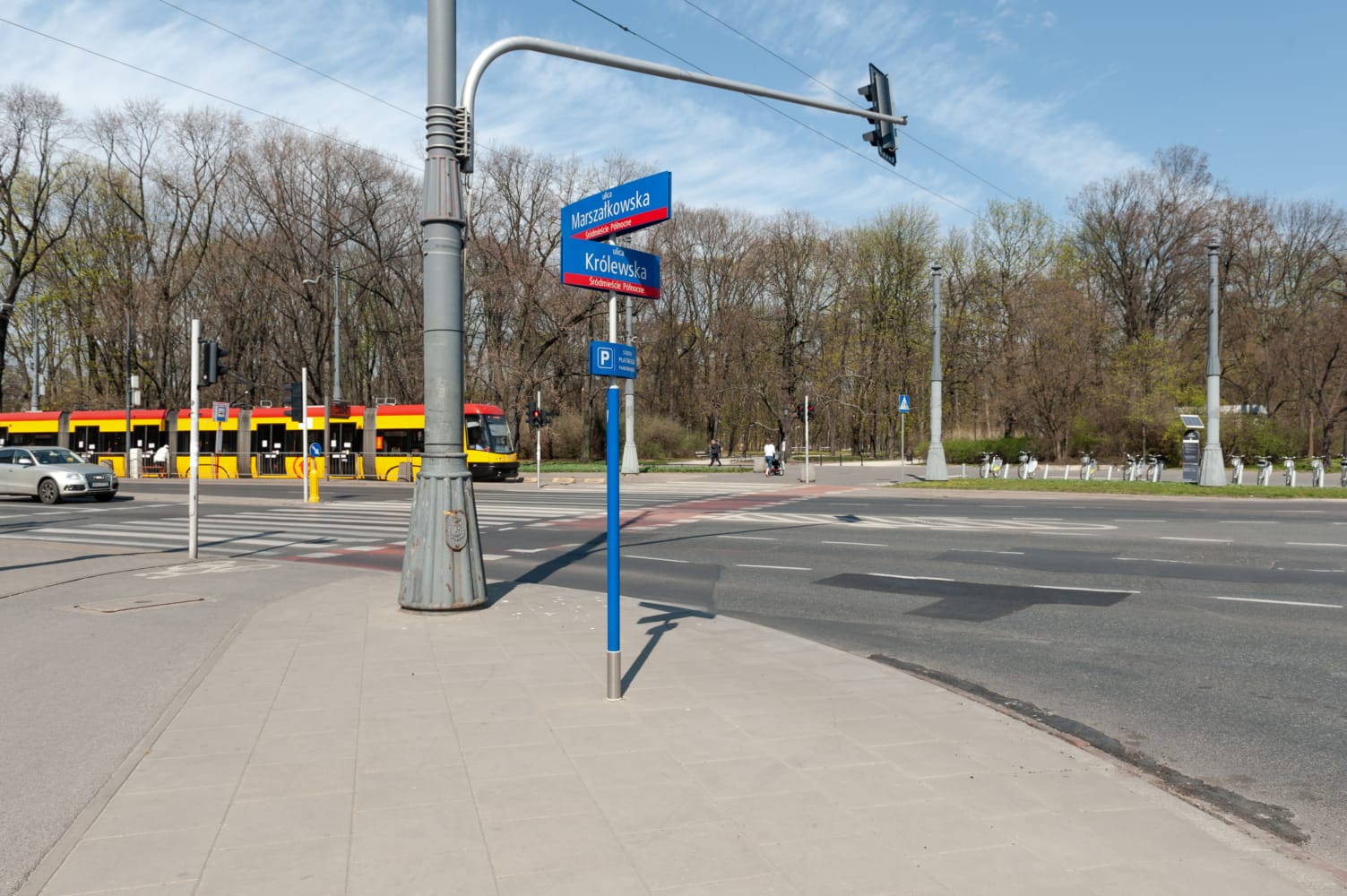 Scena uliczna Warszawy: tramwaj na skrzyżowaniu ulic Marszałkowskiej i Królewskiej