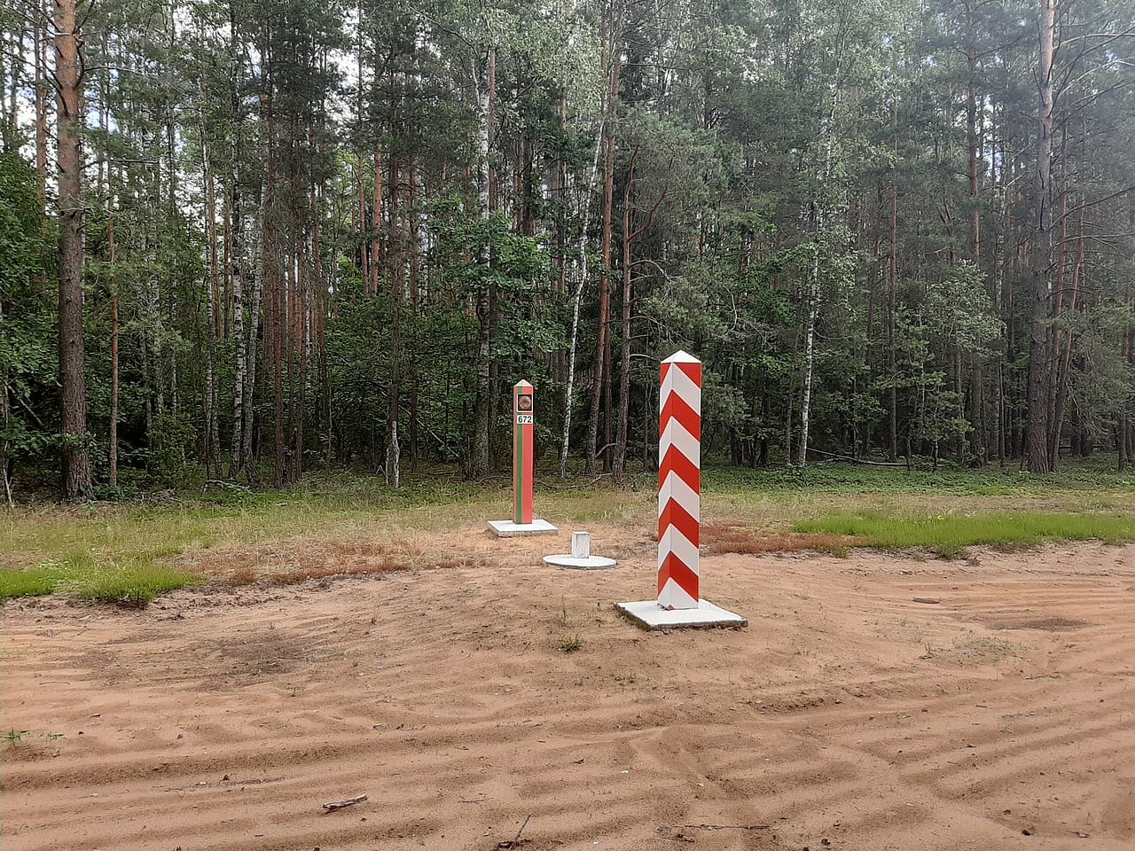 Znaczniki graniczne w lesie. Widoczny numer 072.