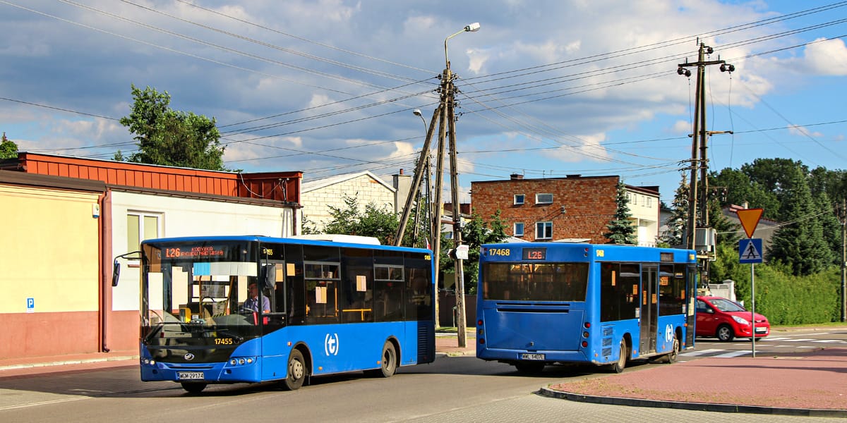 Dwa niebieskie autobusy miejskie, numery 17455 i 17468, na ulicy miejskiej.