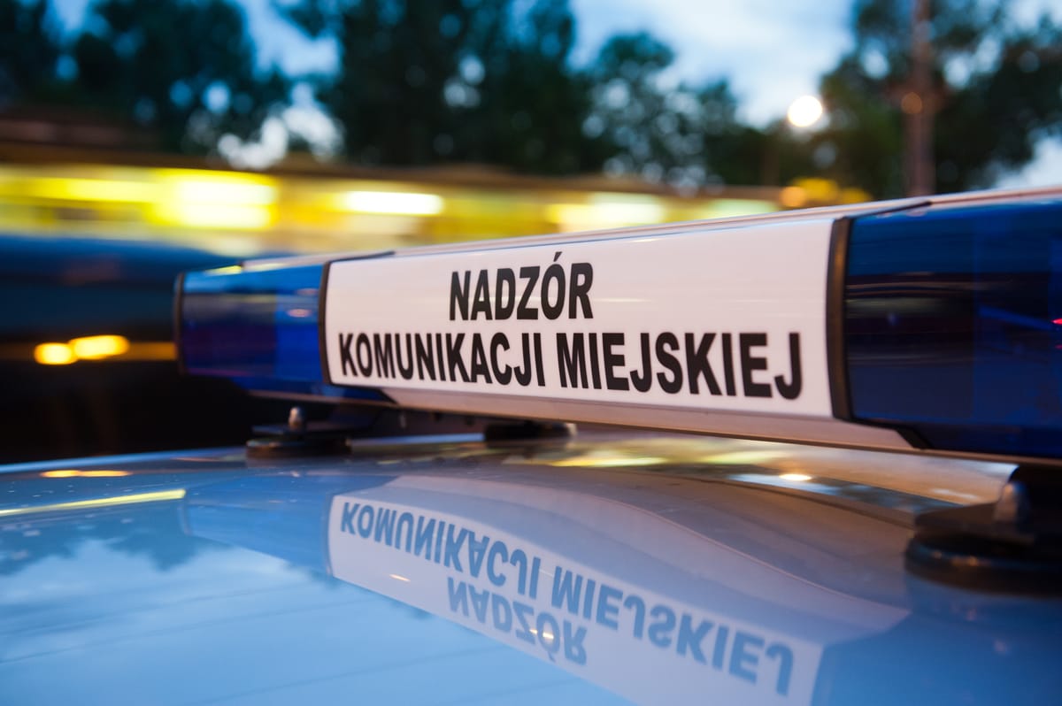 Pasek świetlny pojazdu Zarządu Transportu Miejskiego z napisem „Nadzór Komunikacji Miejskiej”.