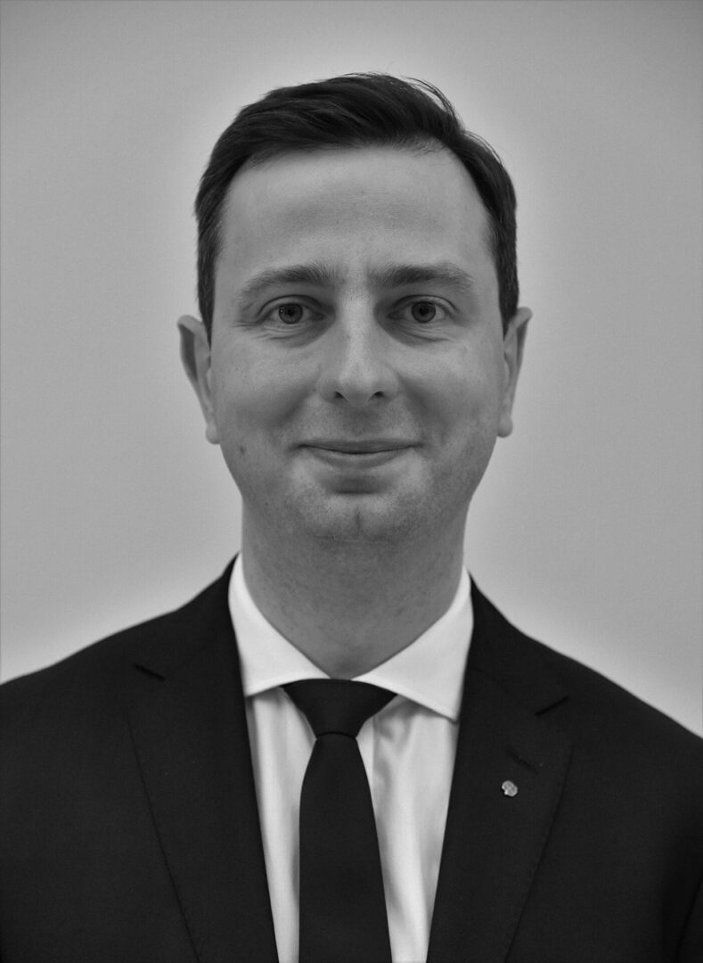 Zdjęcie mężczyzny w garniturze i krawacie