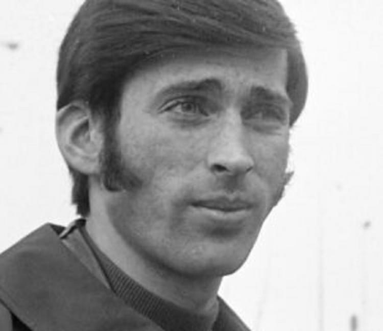 Czarno-biały portret kierowcy wyścigowego, Jackie Stewarta.