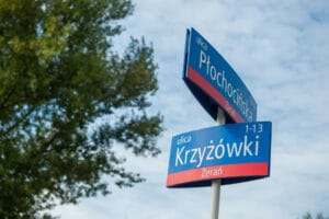 Znaki uliczne w Poznaniu: Płochowska i Krzyzówki