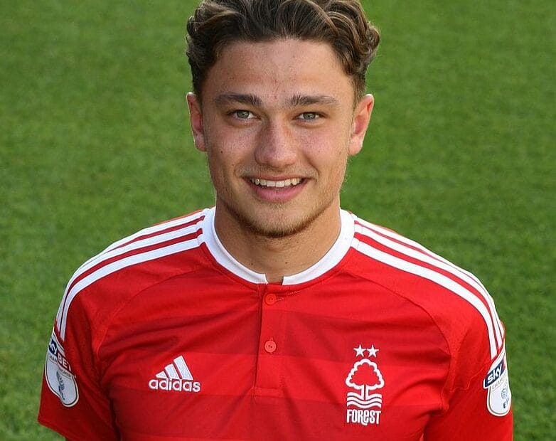 Zawodnik Nottingham Forest, Matty Cash, w stroju drużynowym.