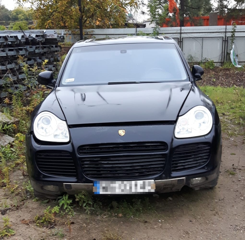 Czarny SUV Porsche Cayenne zaparkowany na zewnątrz