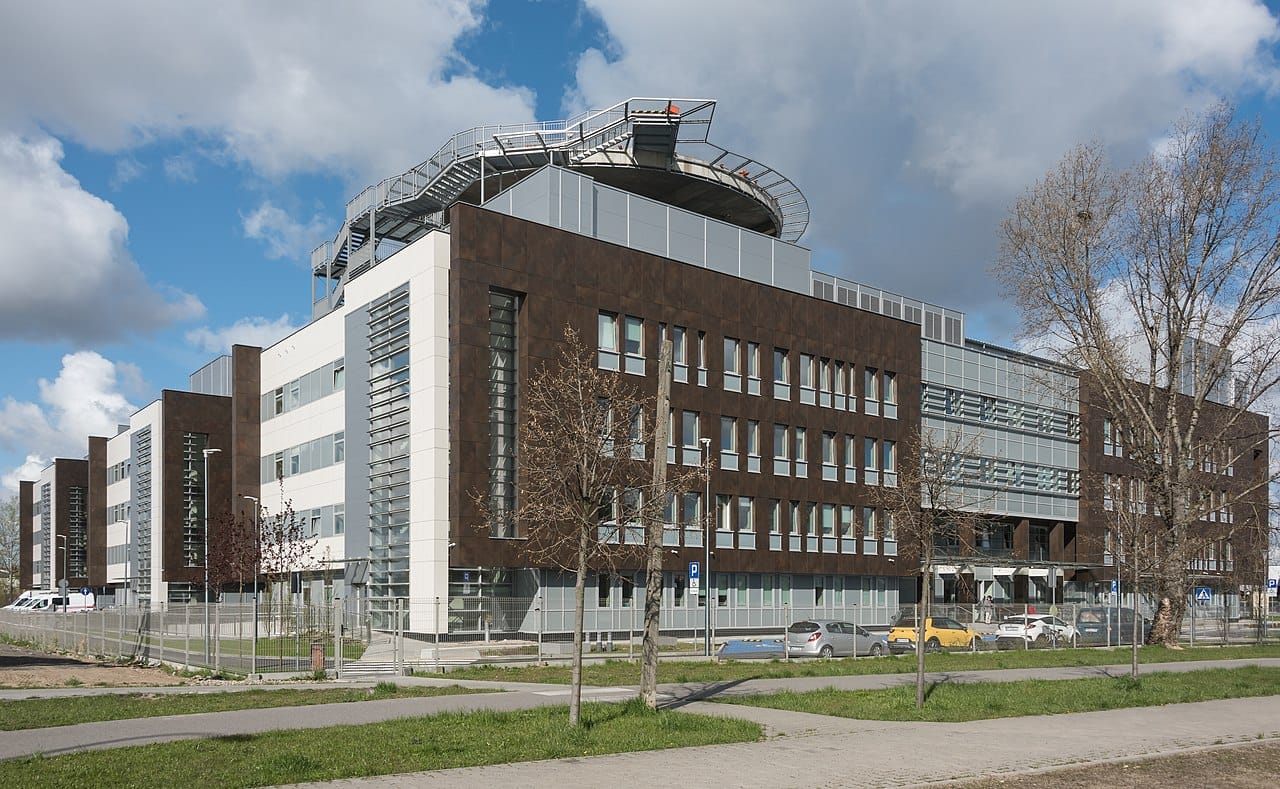 Nowoczesny budynek biurowy z brązowo-białą fasadą i konstrukcją dachu.