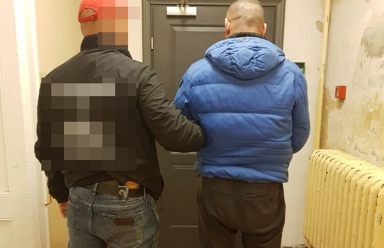 Policjant aresztujący podejrzanego.