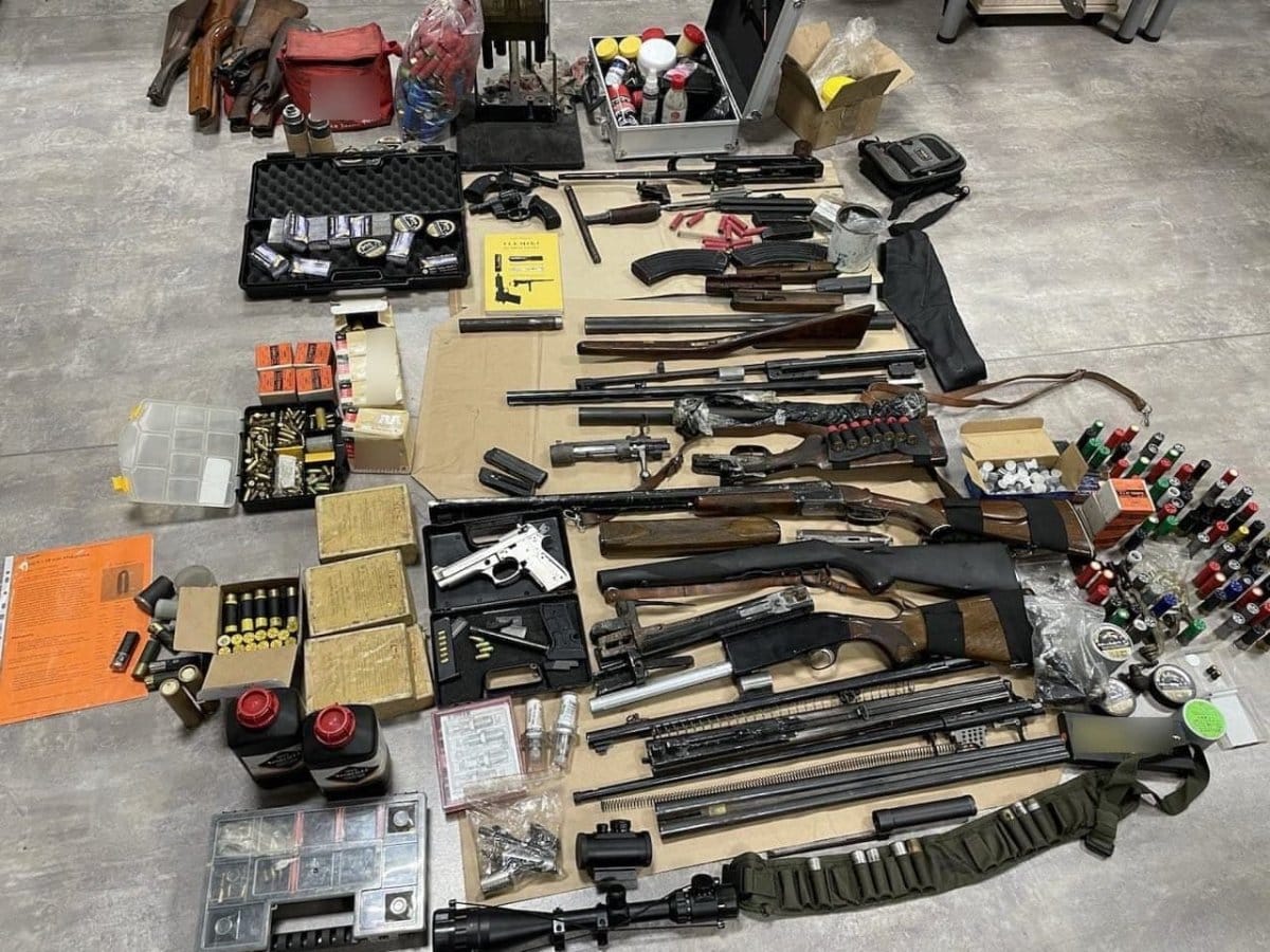 Duży zapas broni palnej i amunicji skonfiskowany podczas policyjnego nalotu. Skonfiskowano nielegalną broń i naboje.