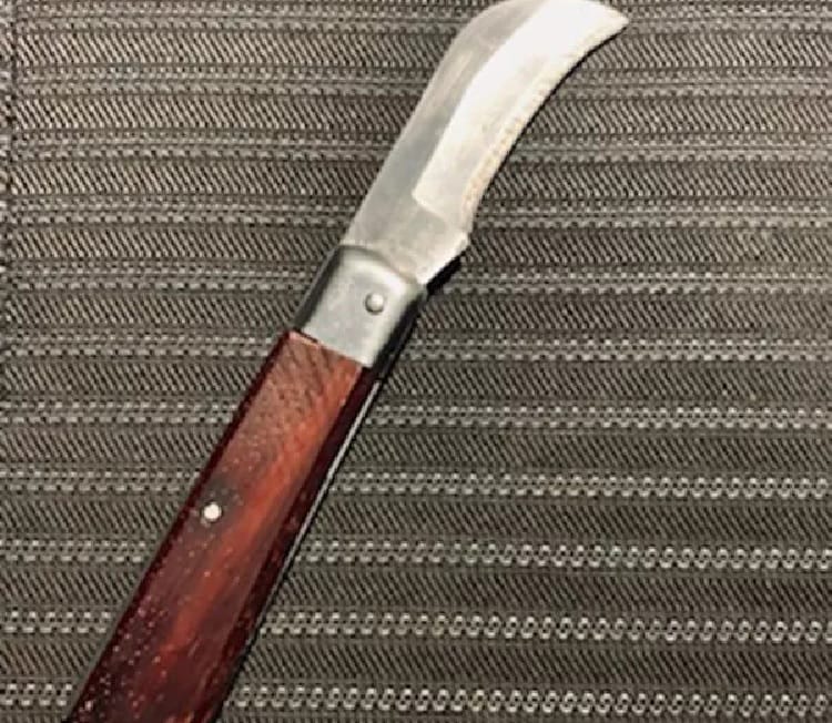 Składany nóż hakowy z rękojeścią z ciemnego drewna