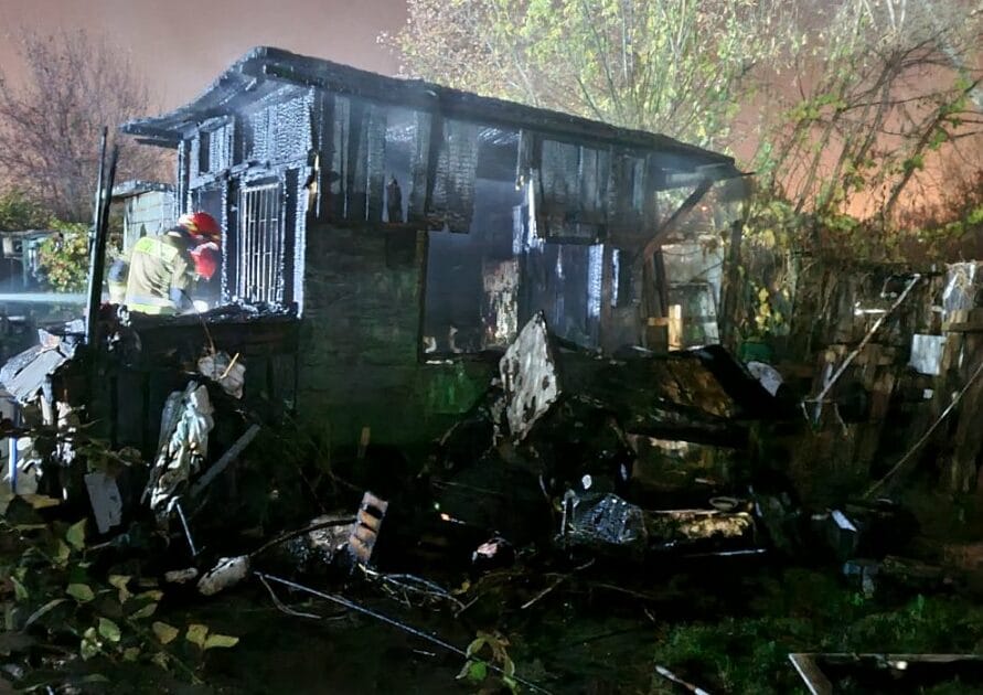 Ogień uszkodził szopę po nocnym pożarze. Strażacy są na miejscu.
