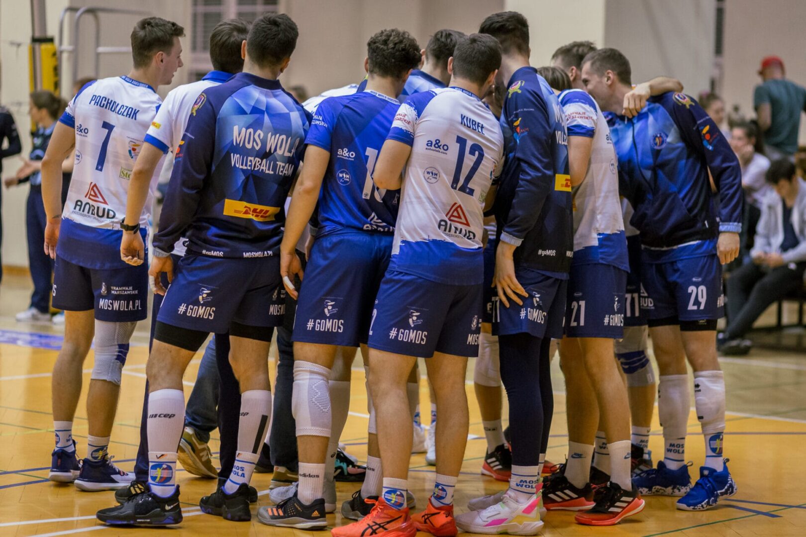 Spotkanie drużyny siatkarskiej. Zawodnicy Mos Wola opracowują strategię przed meczem.