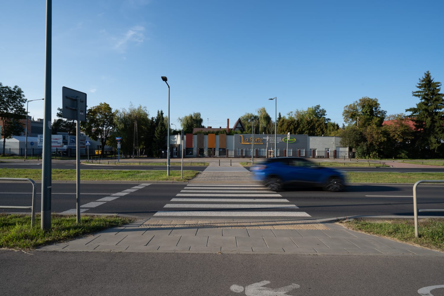 Przejście dla pieszych w pobliżu budynku La Porte