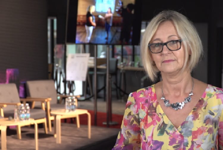 Portret kobiety w okularach i bluzce w kwiaty