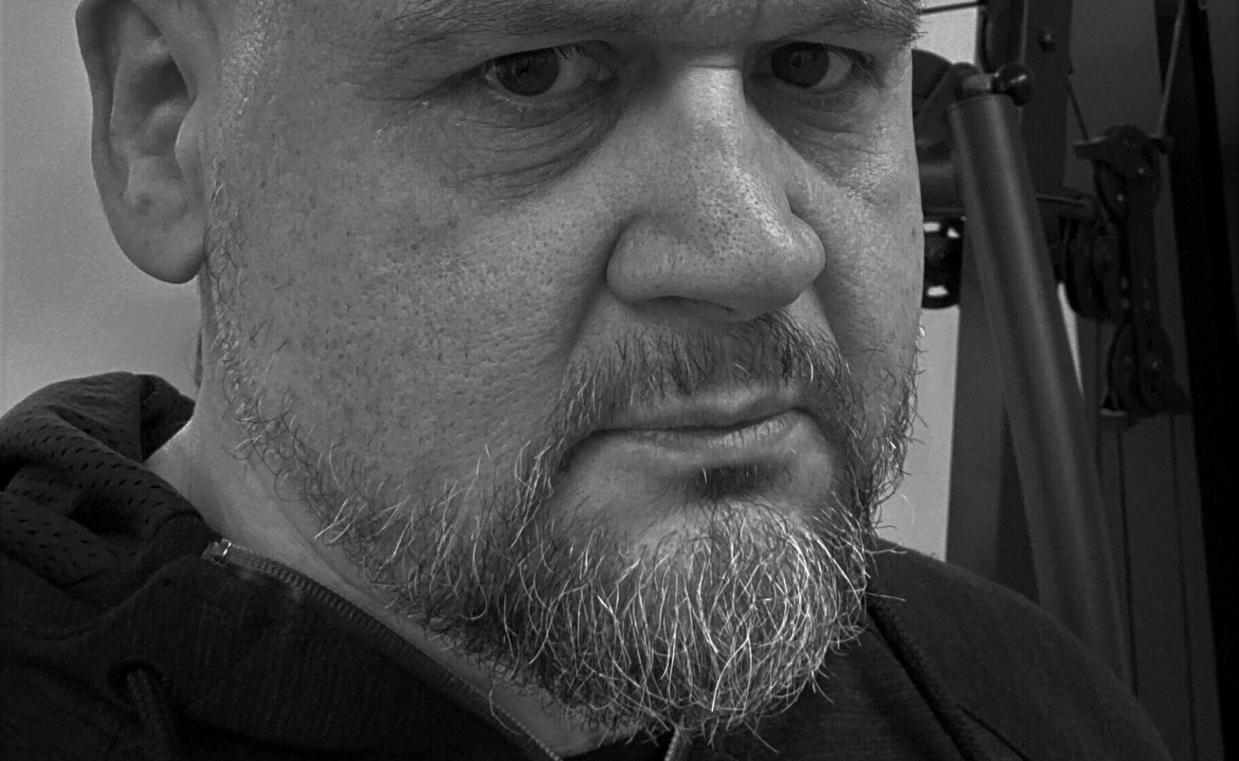 Czarno-biały portret mężczyzny z brodą.