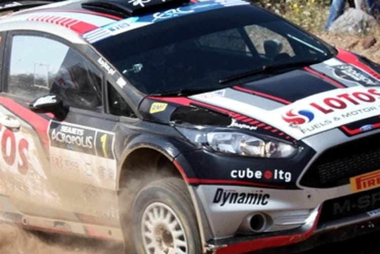Samochód rajdowy Ford Fiesta biorący udział w Rajdzie Akropolu, sponsorowany przez Lotos Fuels.