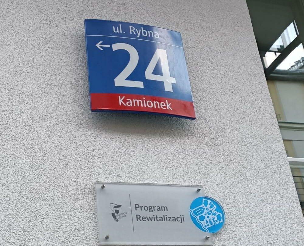 Znak budynku: ul. Rybna 24 Kamionek. Logo programu rewitalizacji.