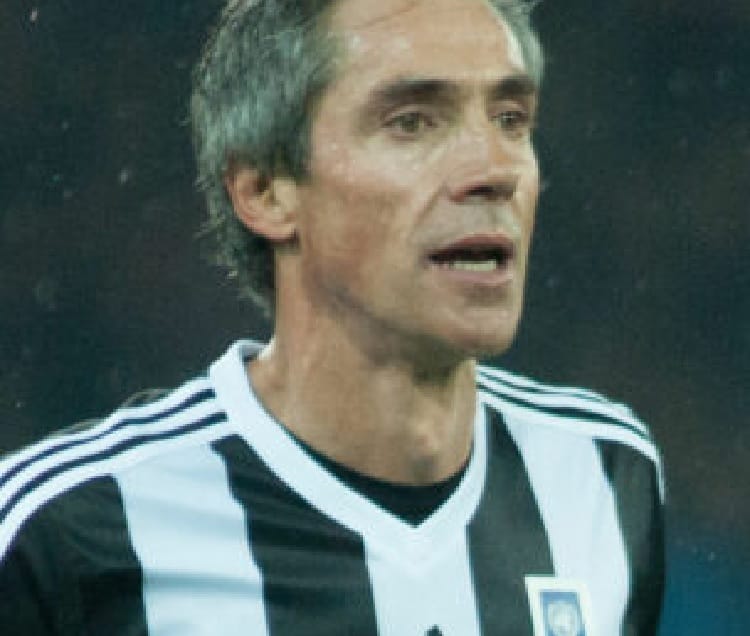 Serhij Rebrow, były ukraiński piłkarz, w koszulce w czarno-białe paski.