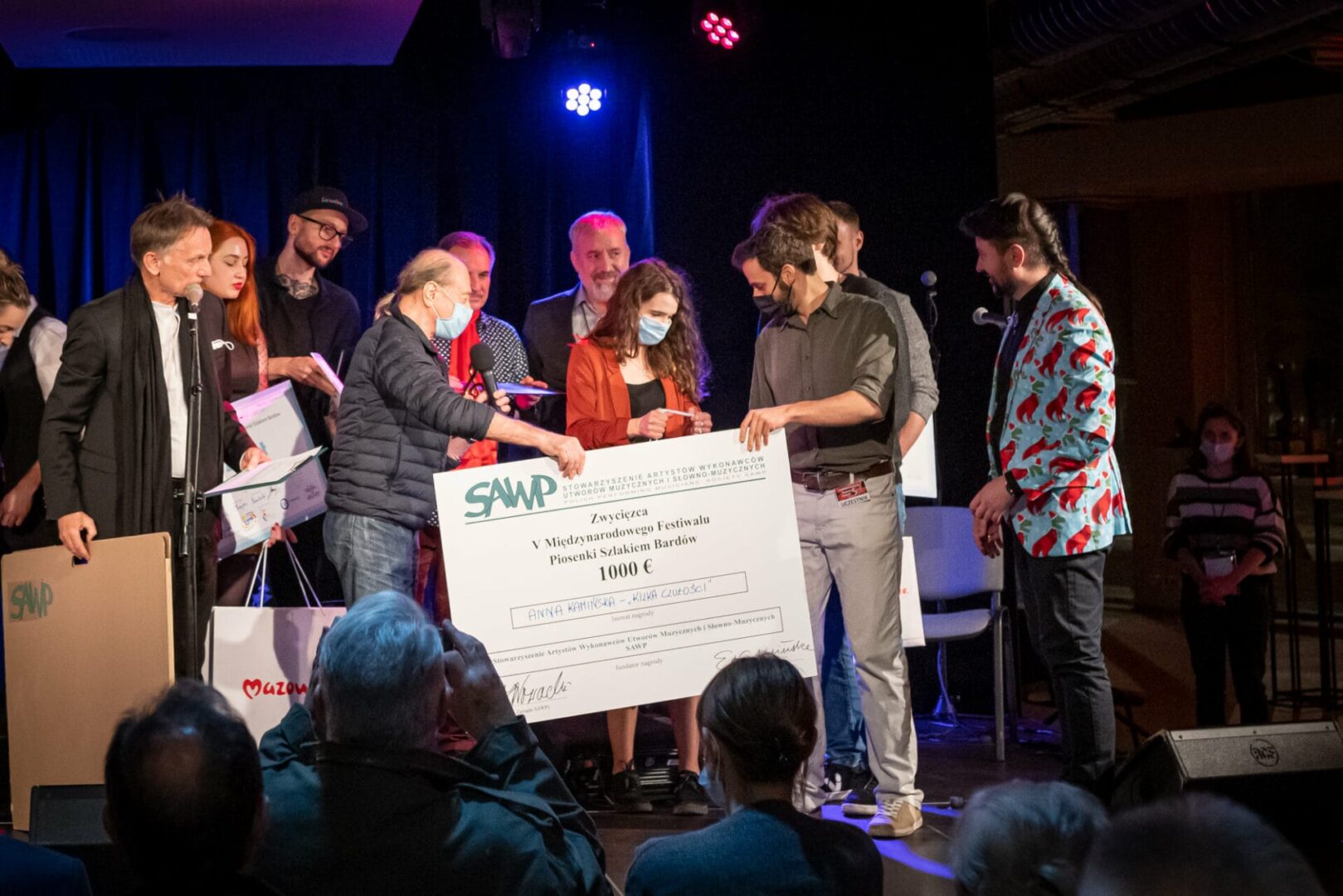 Uroczystość wręczenia nagród: Zwycięzcy V Międzynarodowego Festiwalu Piosenki otrzymują czek na kwotę 1000€.