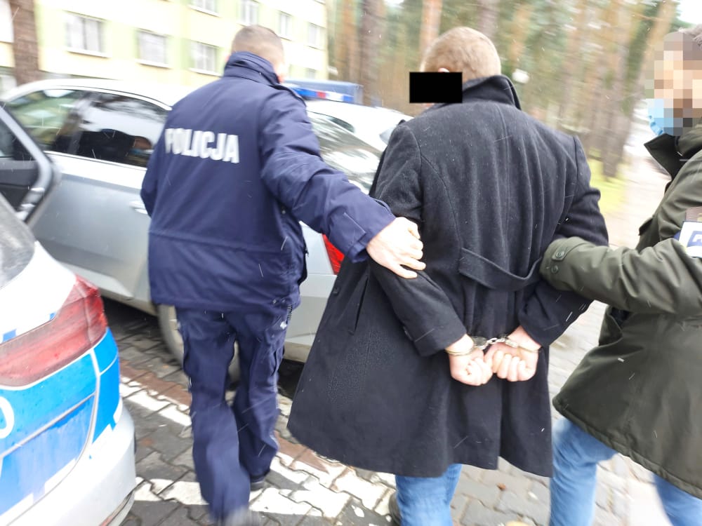 Policjanci zatrzymują podejrzanego w kajdankach. POLICJA.