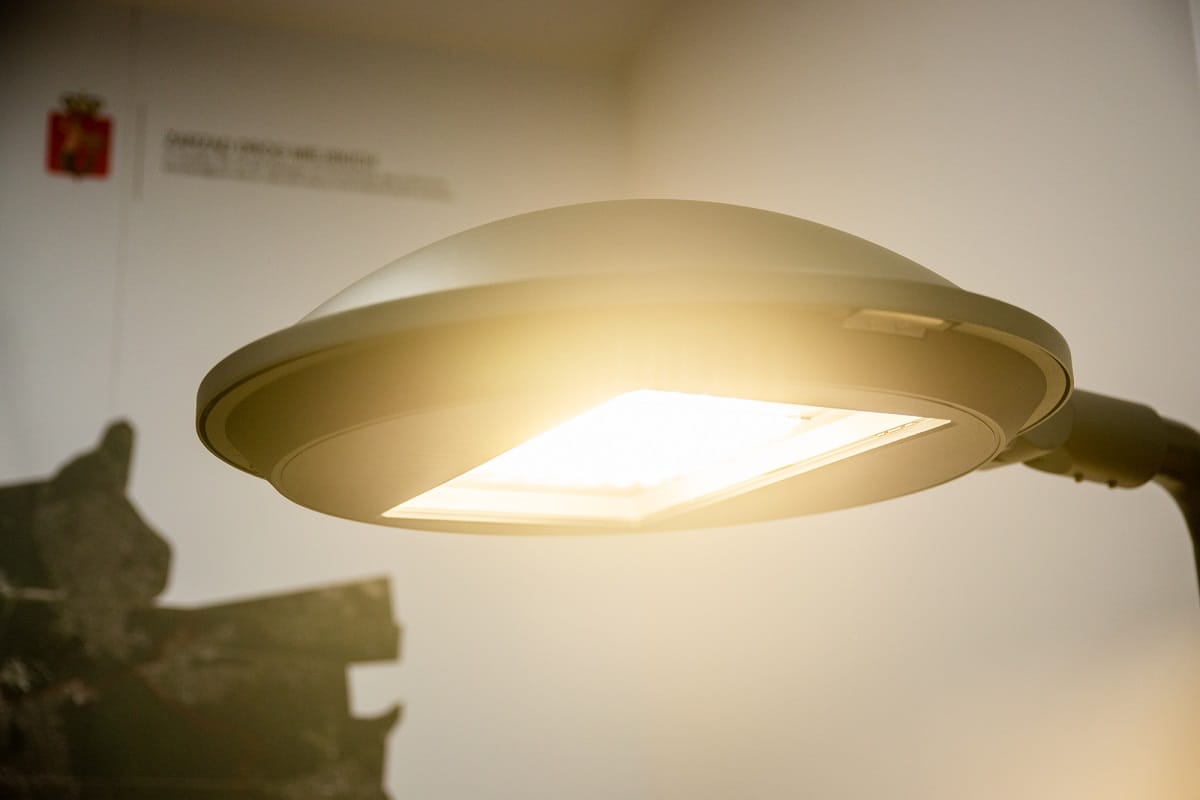 Nowoczesna lampa uliczna LED emitująca ciepłe światło