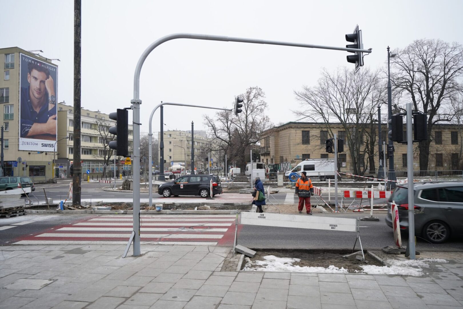 Budowa drogi na przejściu dla pieszych z sygnalizacją świetlną i pracownikami.
