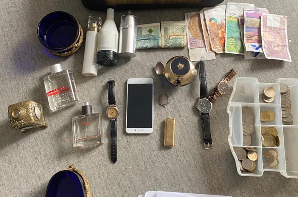Różne towary luksusowe, w tym zegarki, perfumy, gotówka i monety. Zarekwirowano kontrabandę.