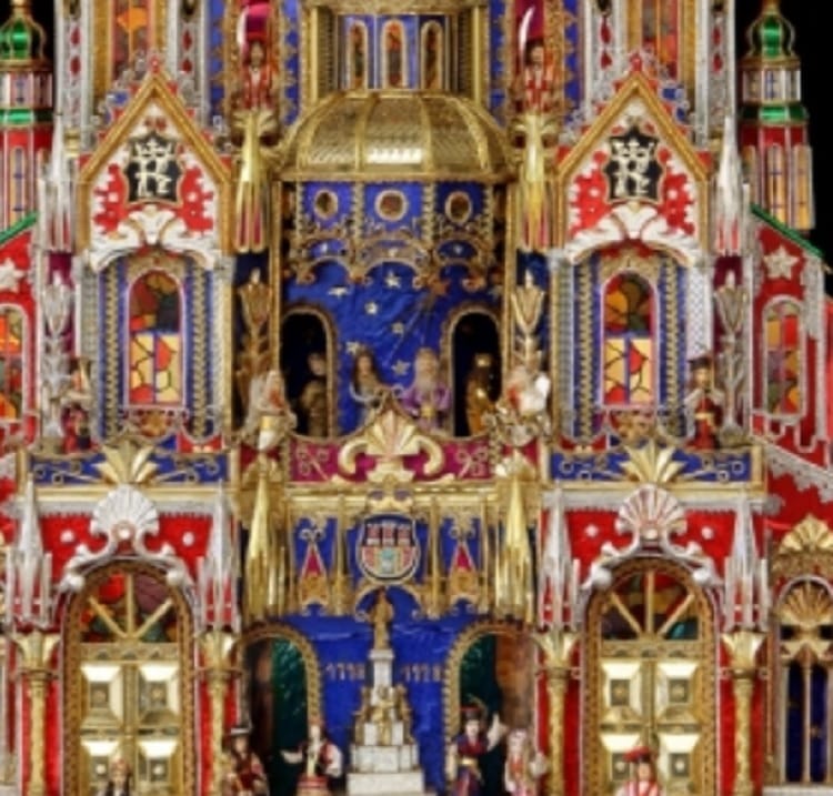 Misterna, wielopiętrowa szopka ze złotymi i klejnotowymi detalami.