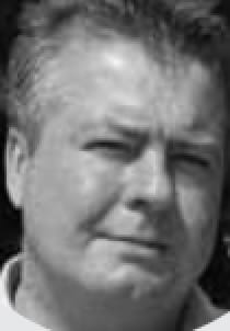 Portret mężczyzny z krótkimi włosami.