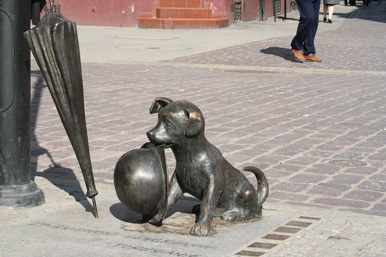 Brązowa figurka szczeniaka trzymającego hełm wojskowy, Gdańsk, Polska