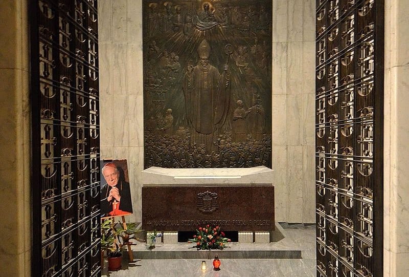 Grób kardynała Stefana Wyszyńskiego w katedrze św. Jana w Warszawie, z brązową płaskorzeźbą przedstawiającą jego życie i działalność.