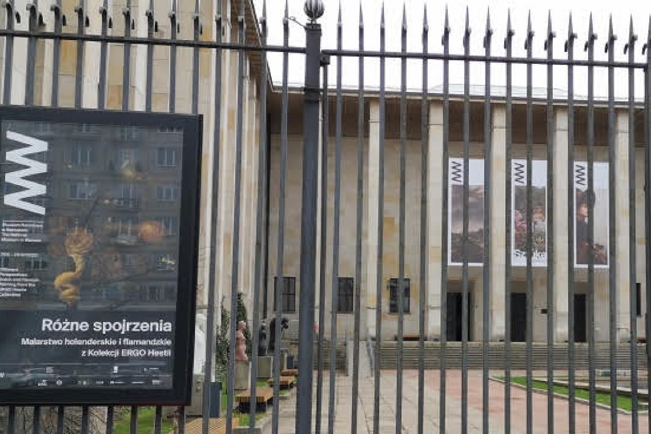 Plener muzeum z plakatem wystawy „Różne spojrzenie”.