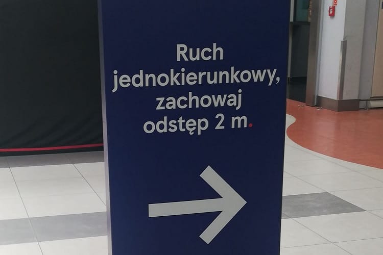 Znak ruchu jednokierunkowego: zachowaj 2 m odległości