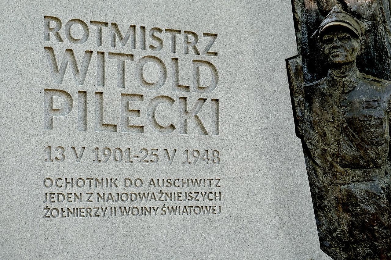 Tablica pamiątkowa upamiętniająca Witolda Pileckiego, ochotnika z Auschwitz, z datami 1901-1948.
