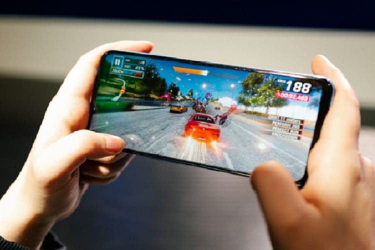 Osoba grająca w mobilną grę wyścigową na swoim smartfonie. Wynik: 188.