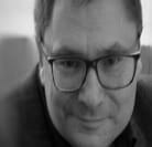 Zbliżenie na głowę mężczyzny w okularach.