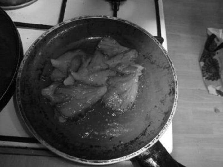 Smażone kawałki ryby na patelni.