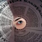 Oko patrzące przez tunel gazety; widoczny nagłówek „Wiadomości”.