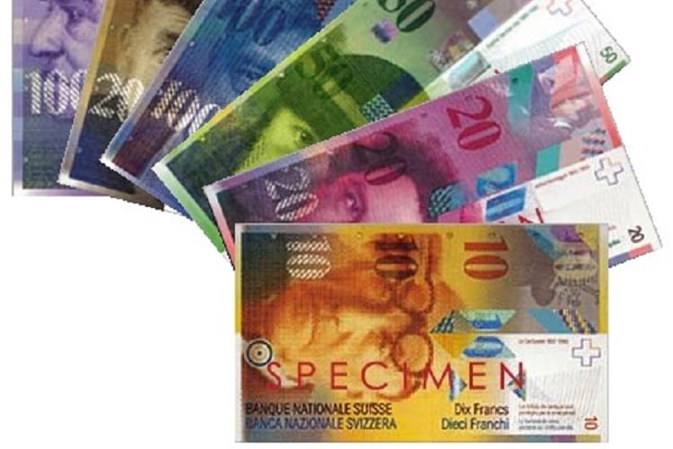 Wzory banknotów franka szwajcarskiego ułożone wachlarzowato, przedstawiające nominały 10, 20, 50 i 100 franków.