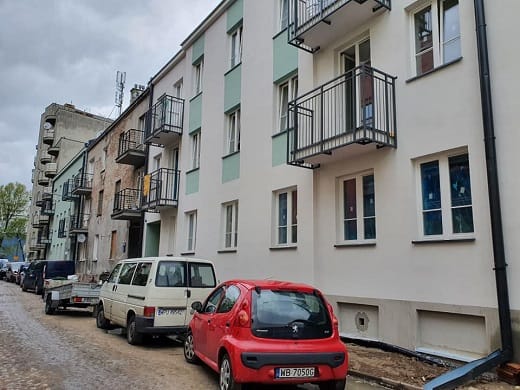 Nowoczesne budynki mieszkalne na ulicy miejskiej. Nowa konstrukcja z balkonami.