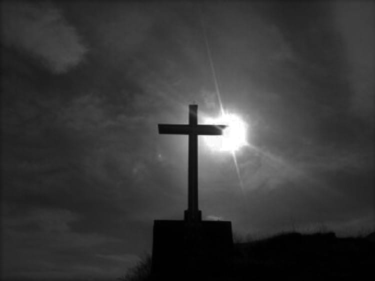 Sylwetka krzyża o zachodzie słońca, wiara chrześcijańska, nadzieja, religia.