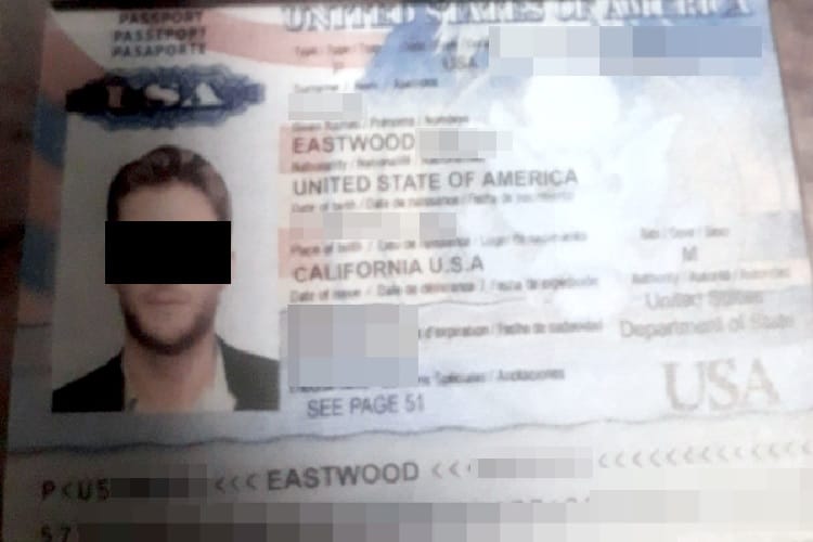 Paszport amerykański z niewyraźnym zdjęciem i widocznym nazwiskiem „Eastwood”.