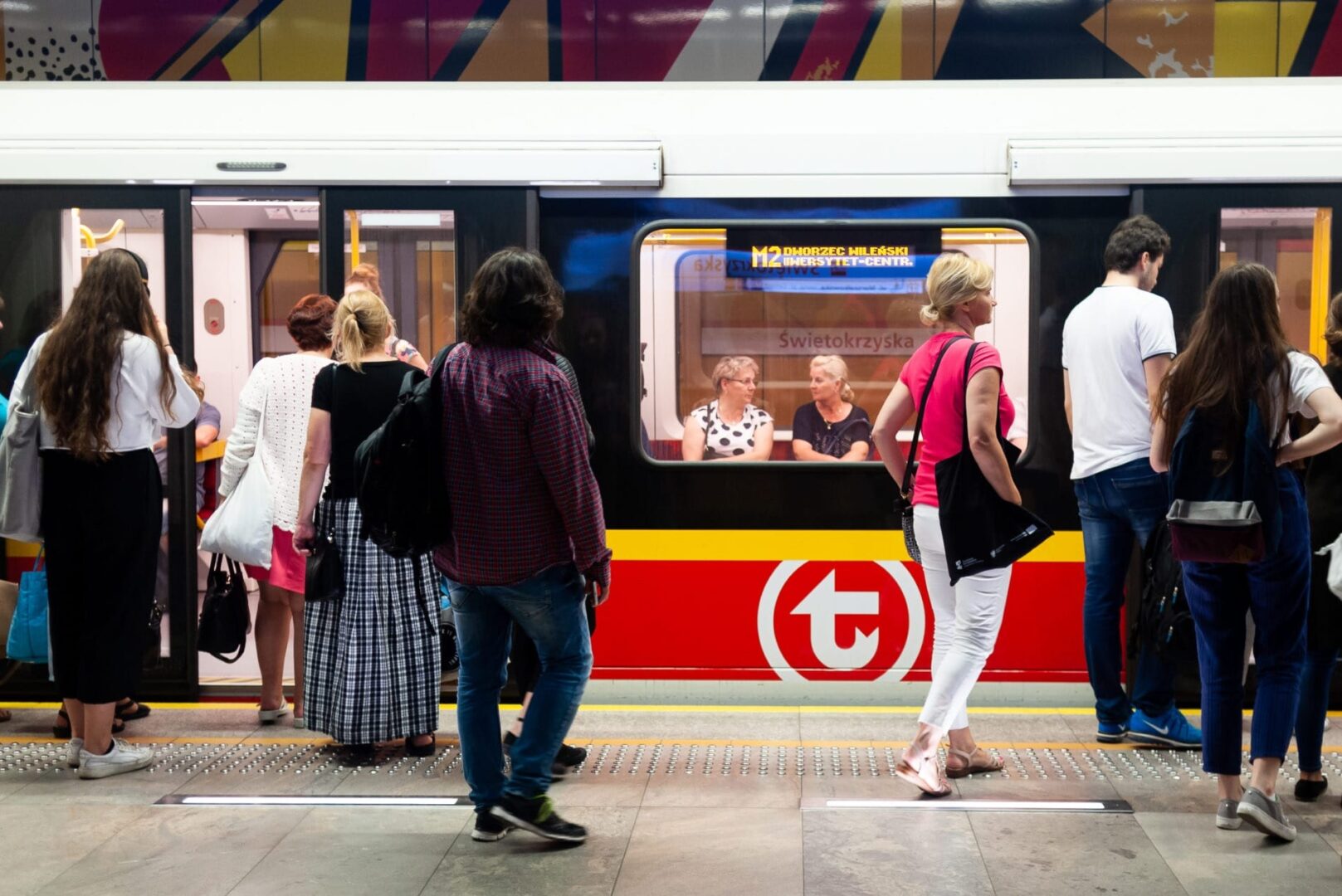 Pasażerowie wsiadają do pociągu metra warszawskiego na stacji Świętokrzyska.