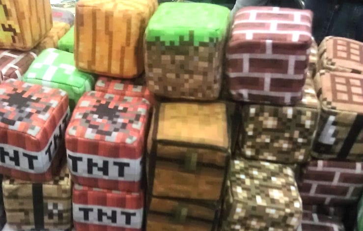 Stosik pluszowych klocków i TNT z gry Minecraft.