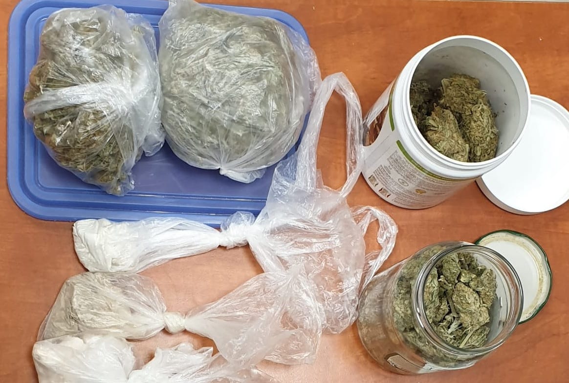 Torby i pojemniki z marihuaną skonfiskowane podczas akcji narkotykowej